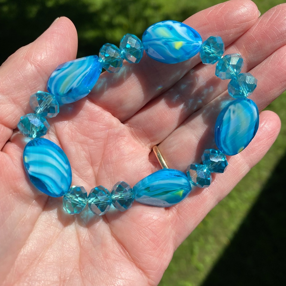 HAND CRAFTED NWOT Bracelet Vibrant Blue Swirl Beaded Glass